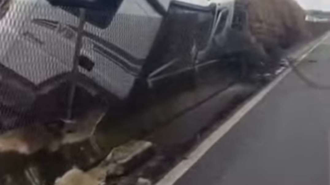 Um caminhão carregado com cerca de 19 mil quilos de melancias tombou